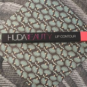 SOLD!!! HUDA BEAUTY lip contour Gossip Gurl